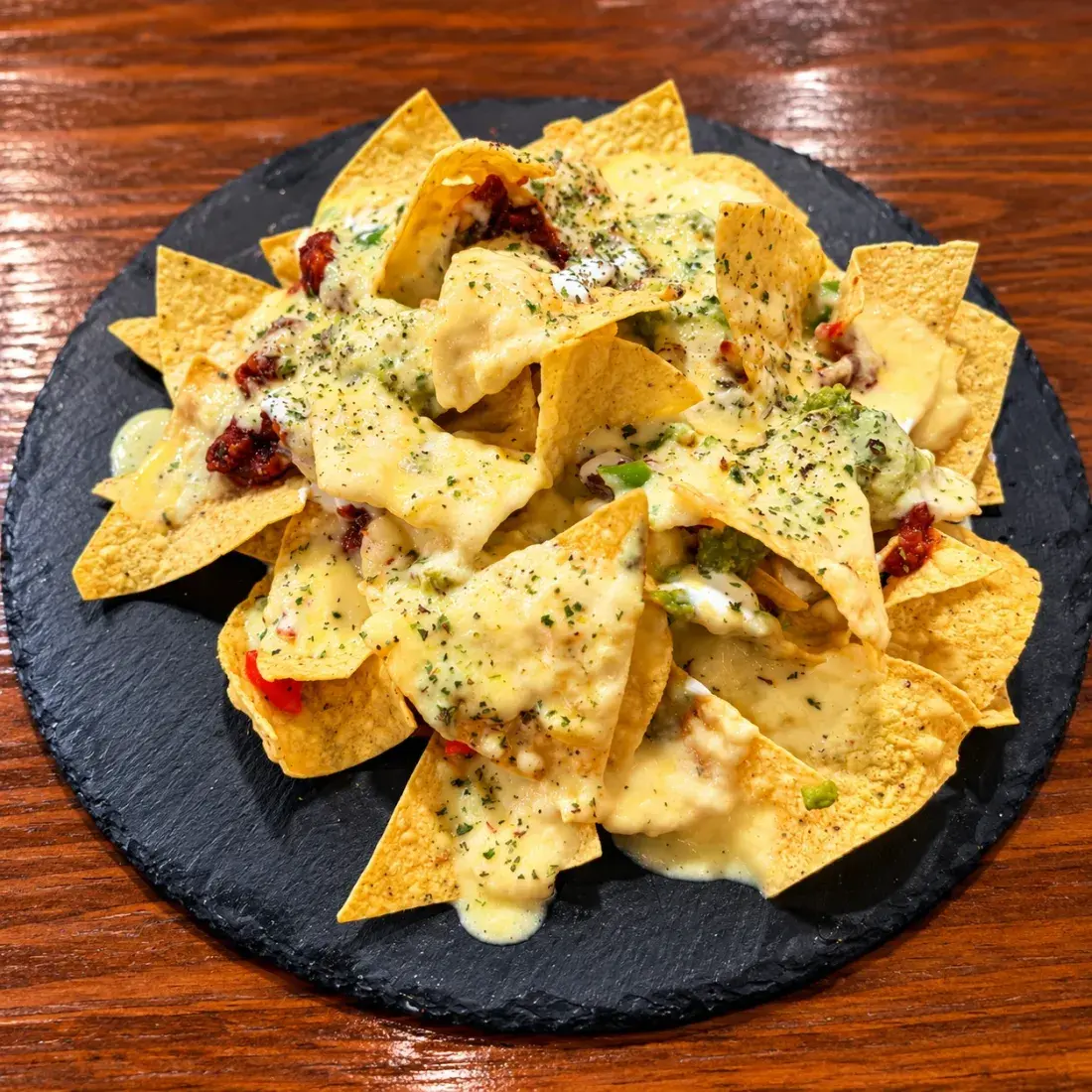 Nachos con queso fundido, guacamole y salsas de la casa en Relaax Colombiano
