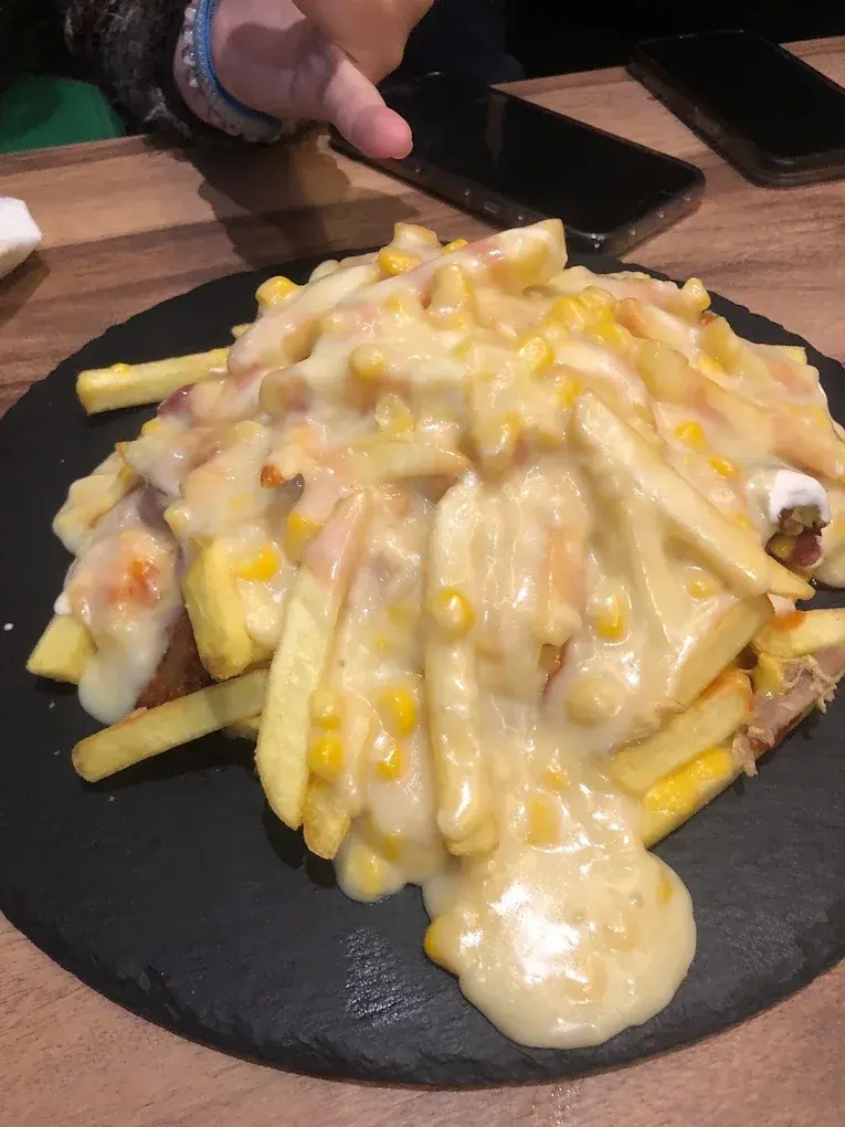 Salchipapa especial con queso fundido de Relaax Colombiano