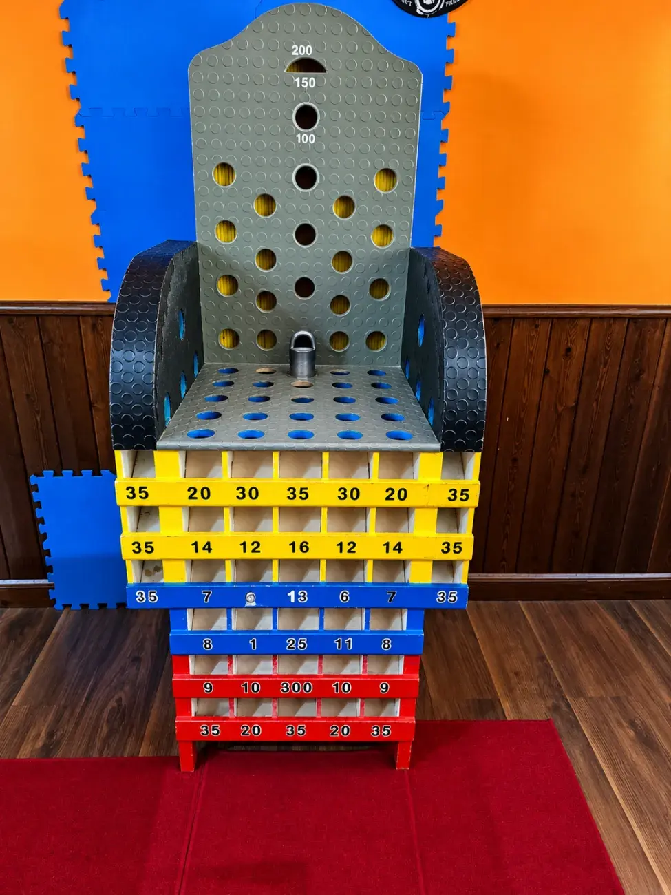Mesa de rana colombiana de Relaax Colombiano, con sus huecos numerados y la rana metálica en el centro
